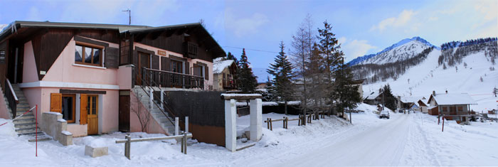 Le chalet l'Acinos et la rue des Montagnards à Montgenèvre